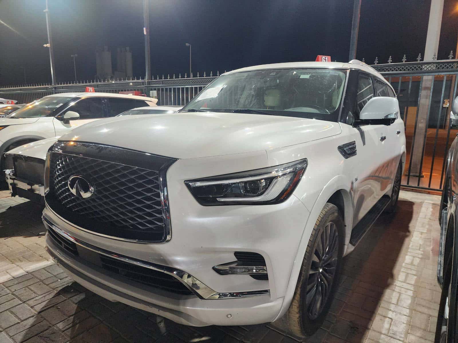 INFINITI QX80 2019 thumbnail 2