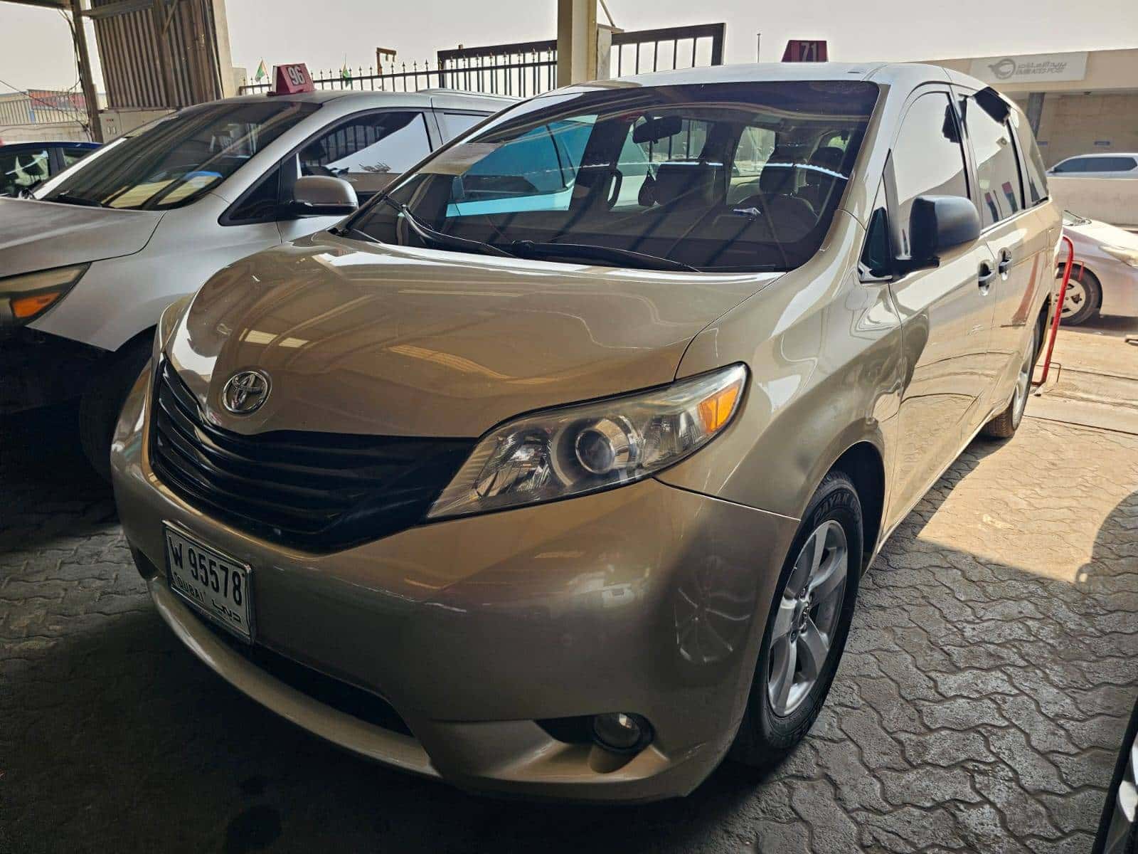 Toyota Sienna 2011 thumbnail 2