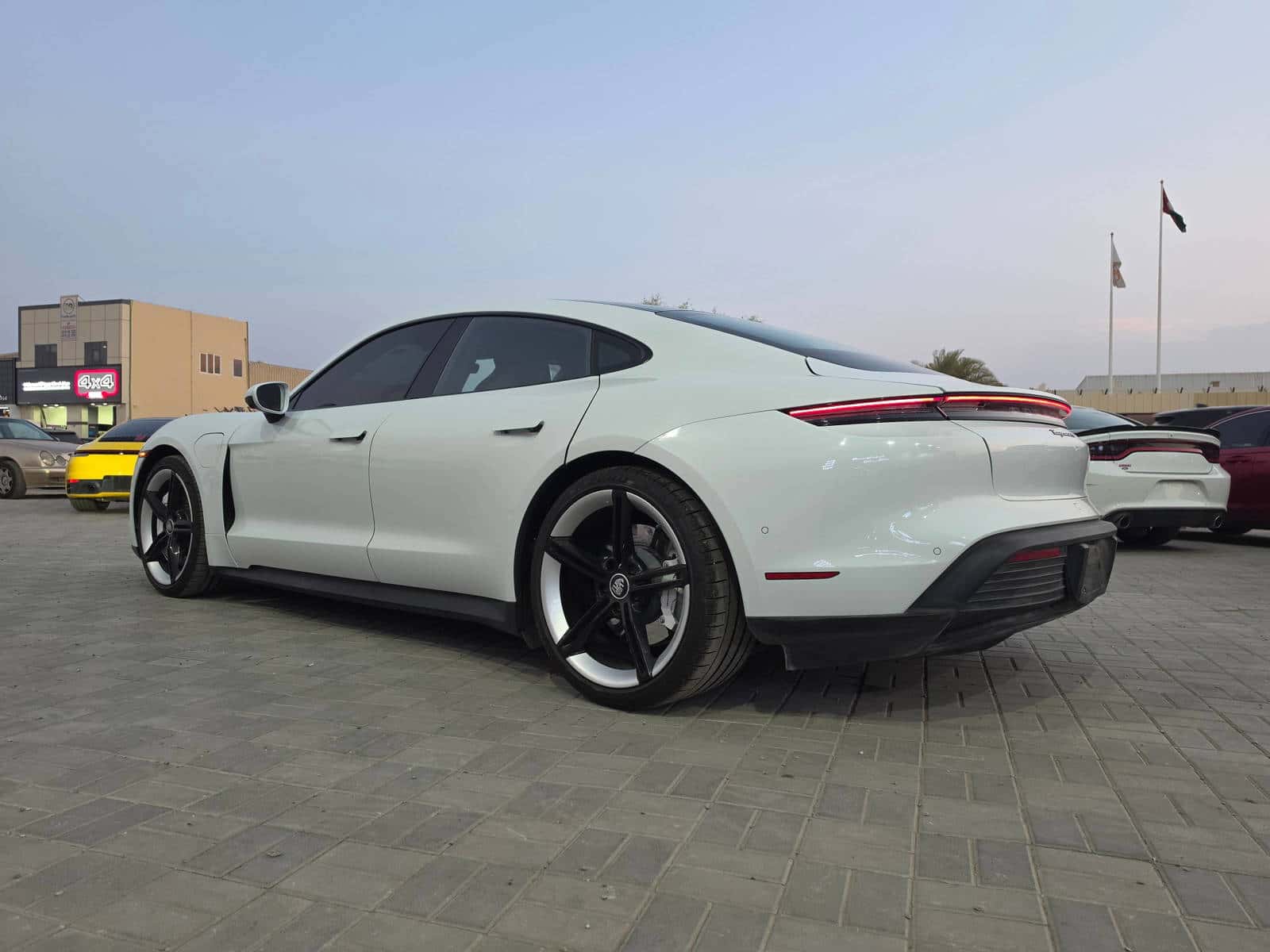 Porsche Taycan 2020 thumbnail 4