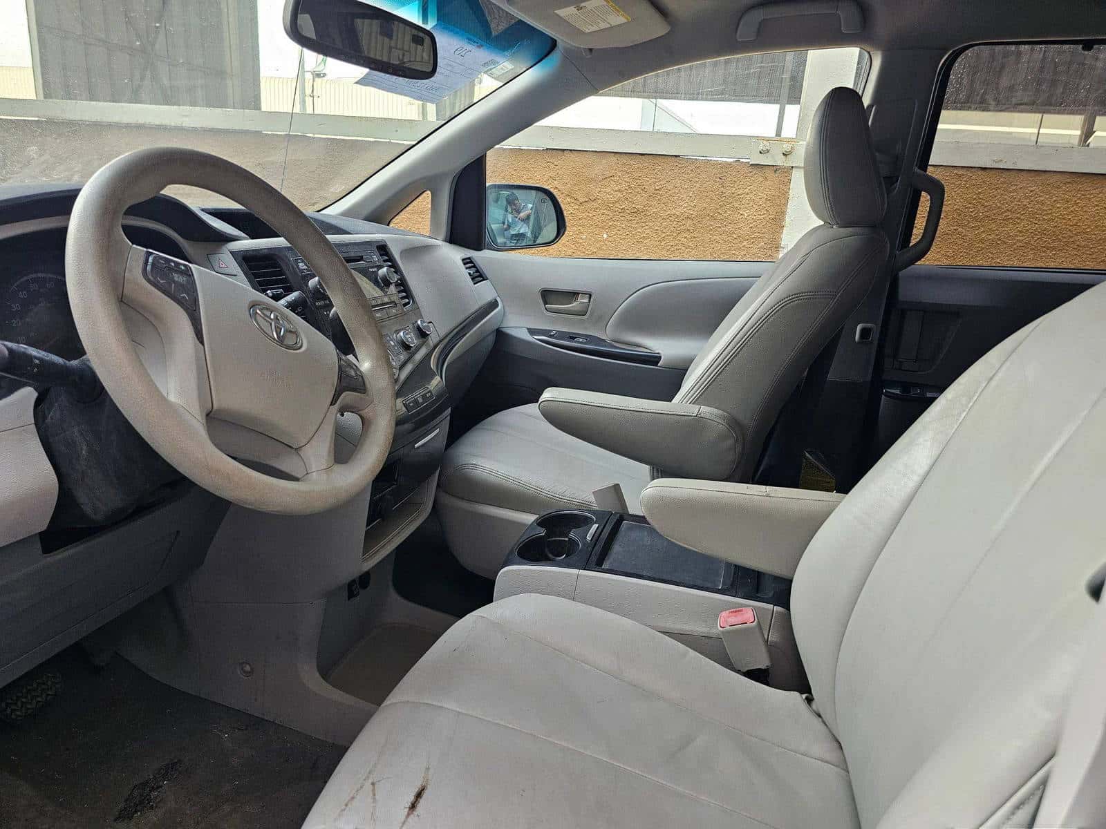 Toyota Sienna 2011 thumbnail 7