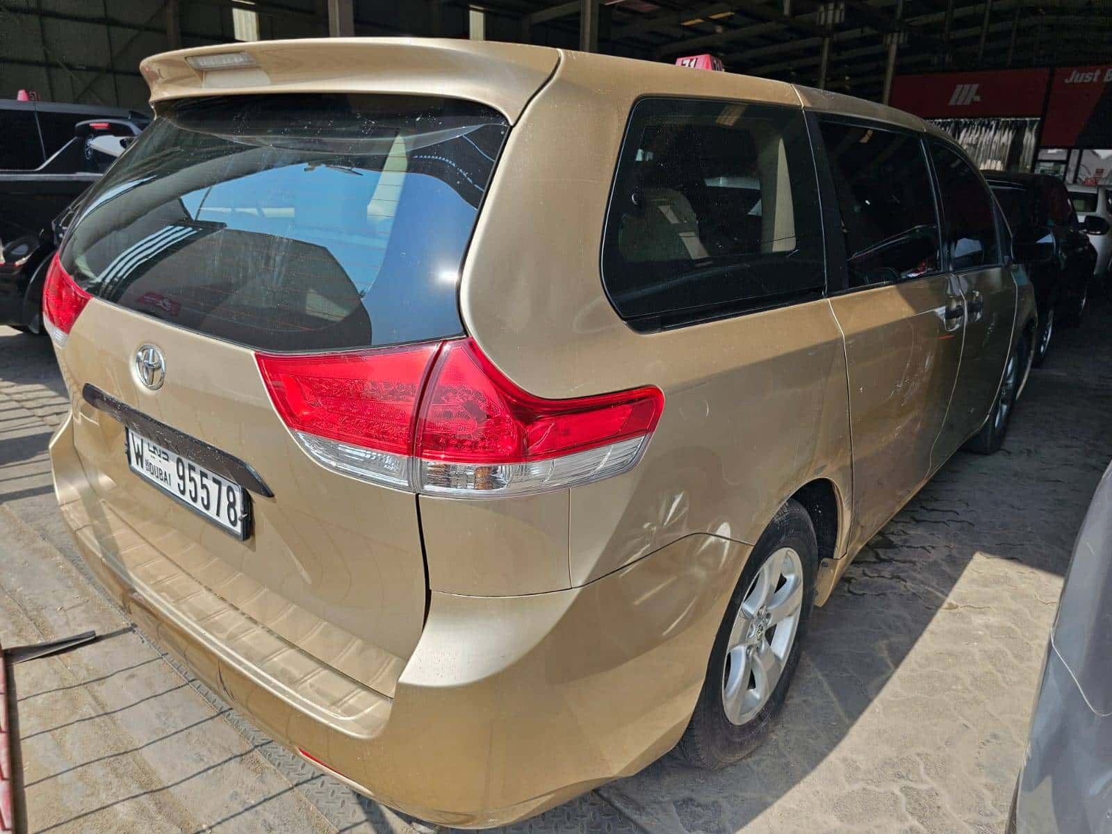 Toyota Sienna 2011 thumbnail 5
