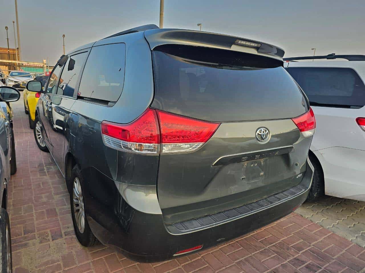 Toyota Sienna 2011 thumbnail 5