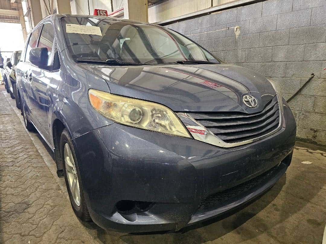 Toyota Sienna 2015 thumbnail 1