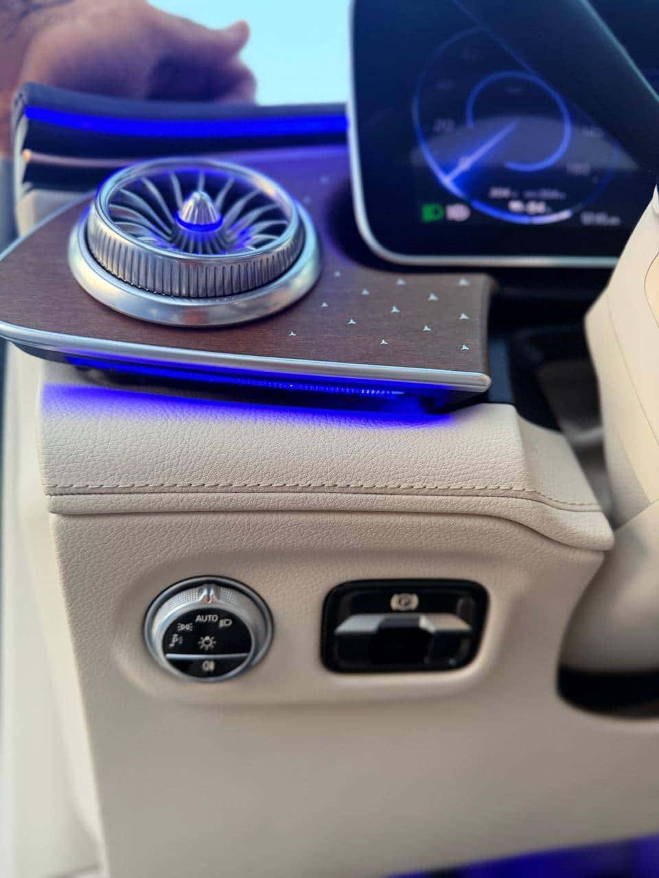 MERCEDES BENZ EQS 450+ 2023 thumbnail 3