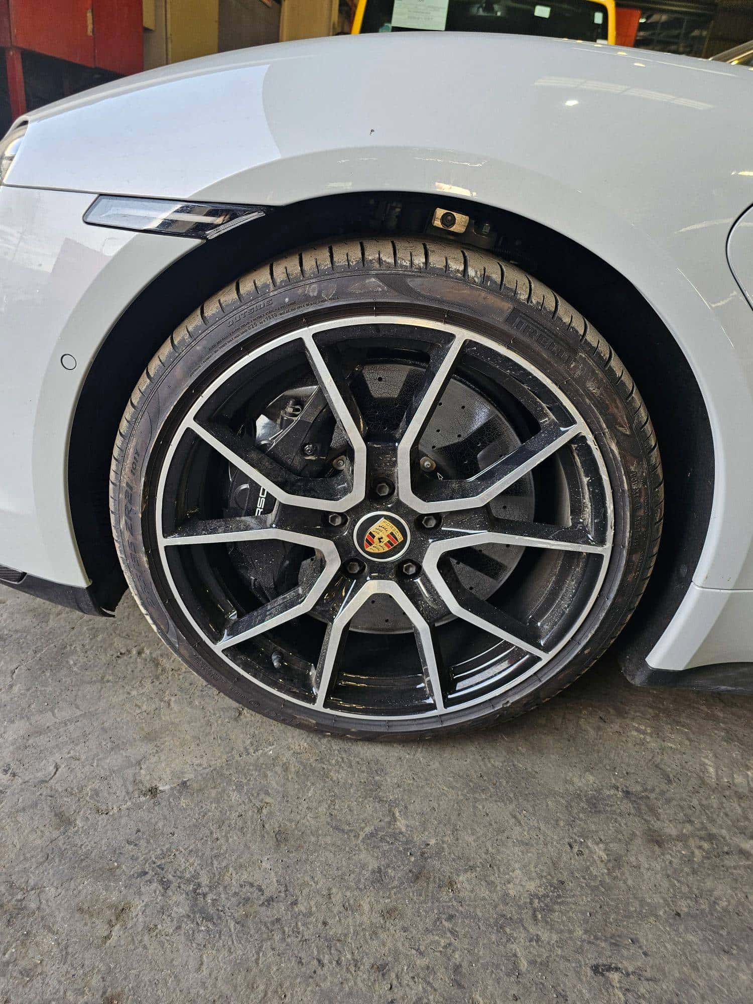 Porsche Taycan 2023 thumbnail 6