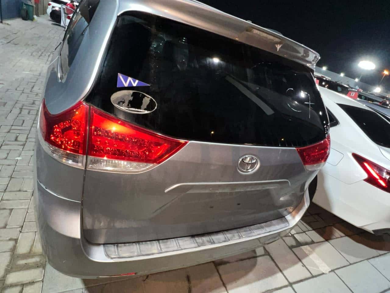 Toyota Sienna 2011 thumbnail 4