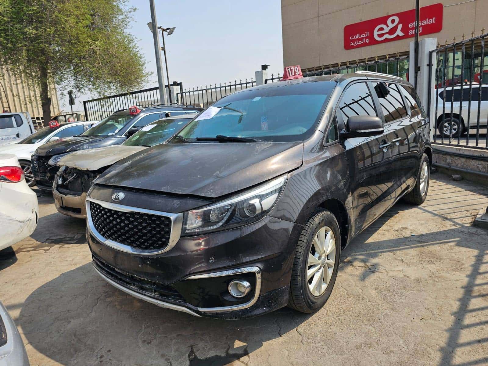 Kia Sedona 2017 thumbnail 3