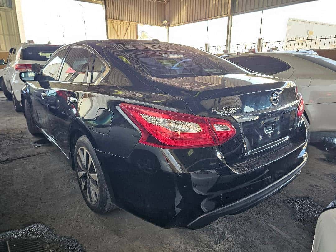 2017 Nissan Altima thumbnail 1