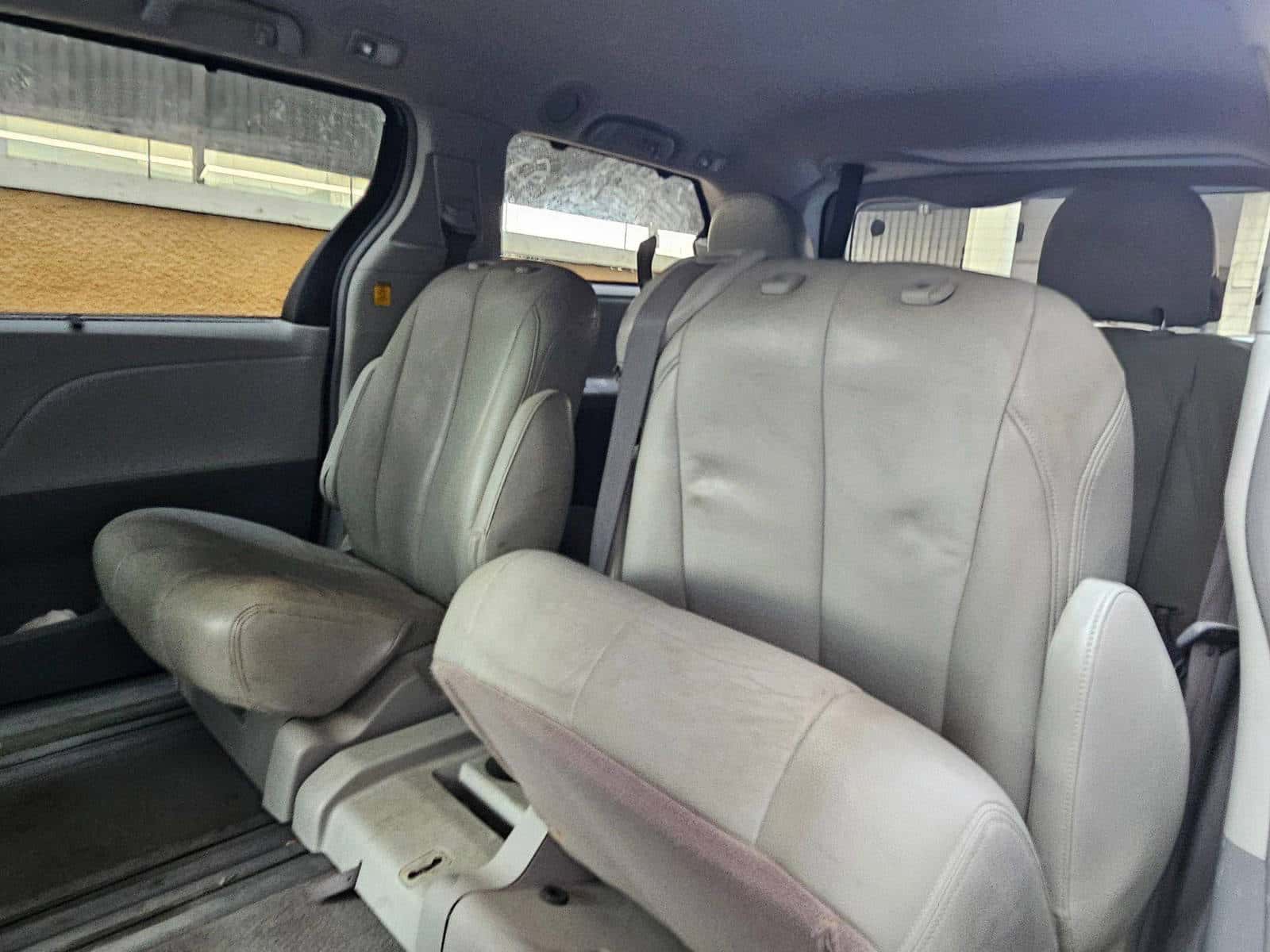 Toyota Sienna 2011 thumbnail 6