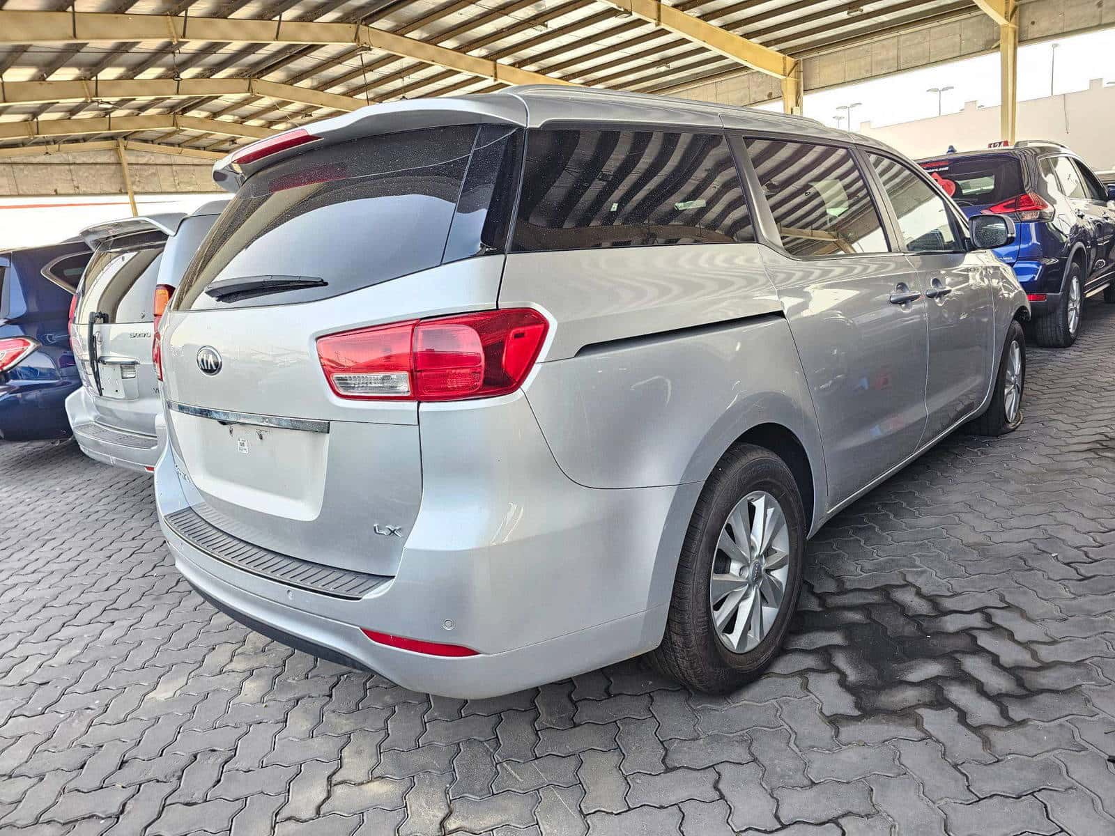 Kia Sedona 2016 thumbnail 2