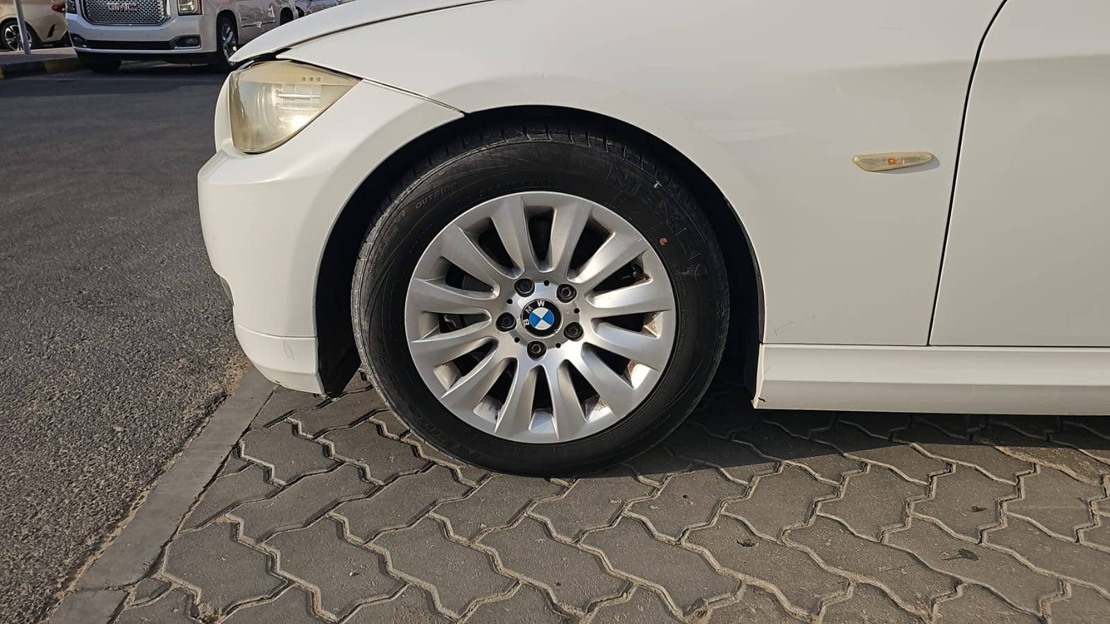 BMW 320 I 2010 view 10