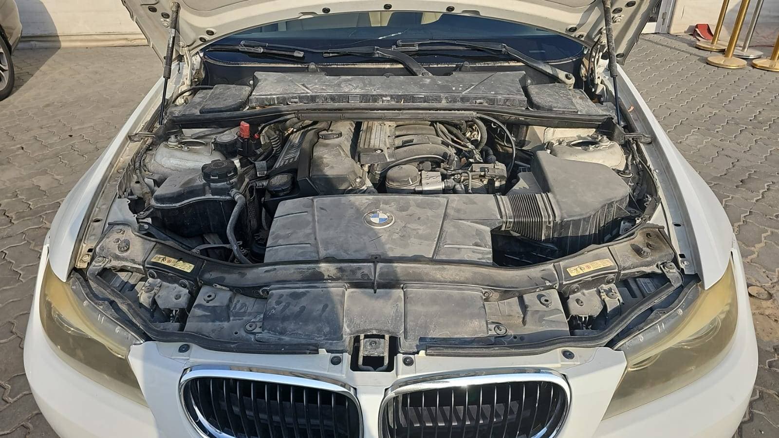 BMW 320 I 2010 view 11