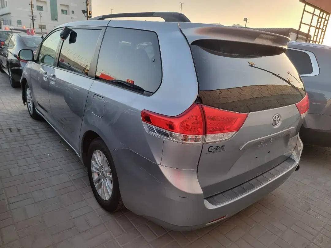 TOYOTA SIENNA 2011 view 2