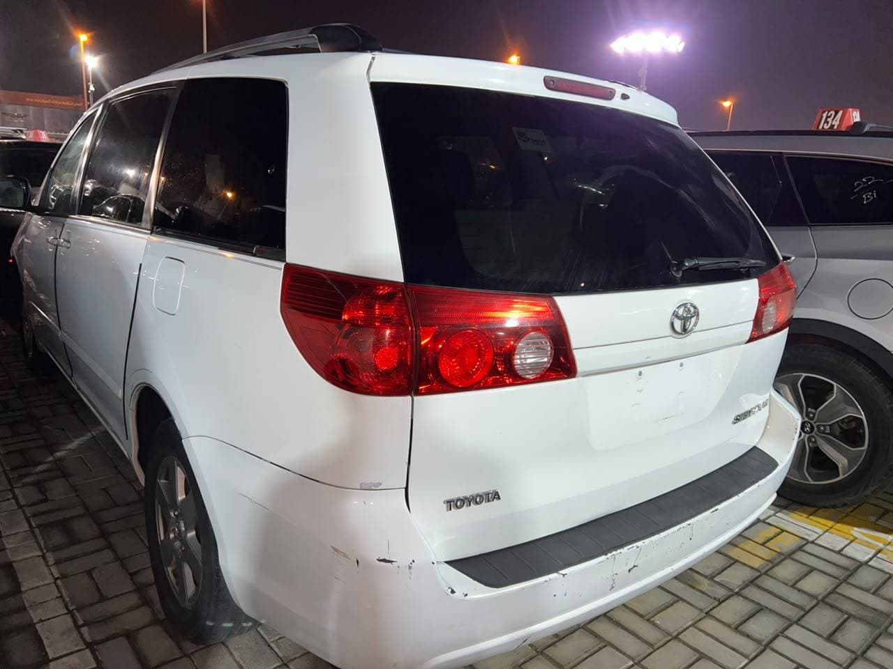 TOYOTA SIENNA 2010 vehicle photo