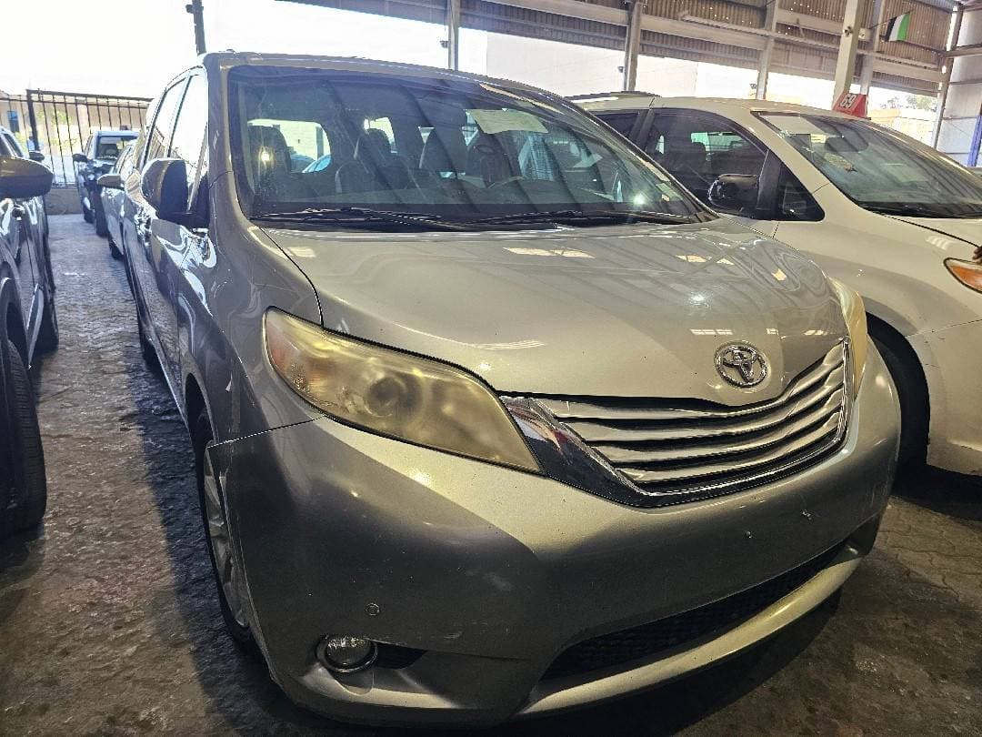 TOYOTA SIENNA 2011 vehicle photo