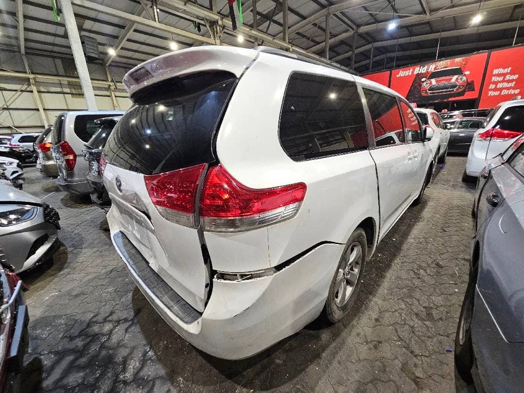 TOYOTA SIENNA 2011 vehicle photo