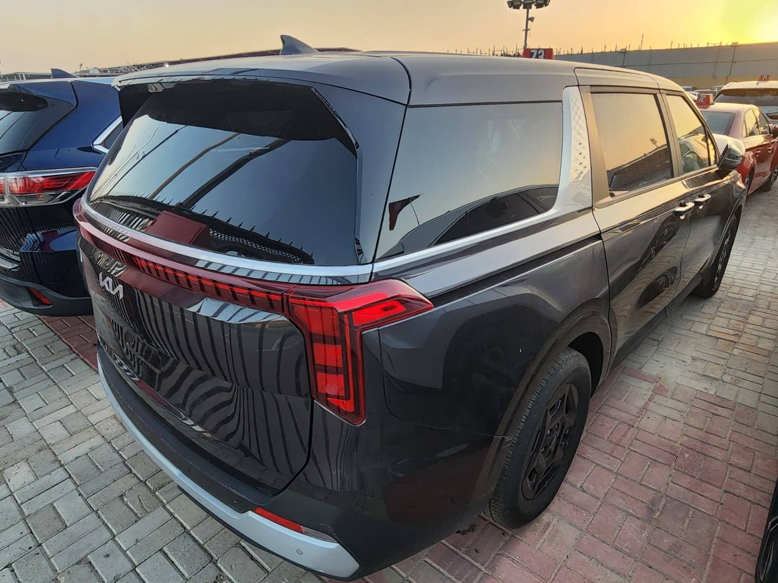 KIA CARNIVAL LX 2025 vehicle photo