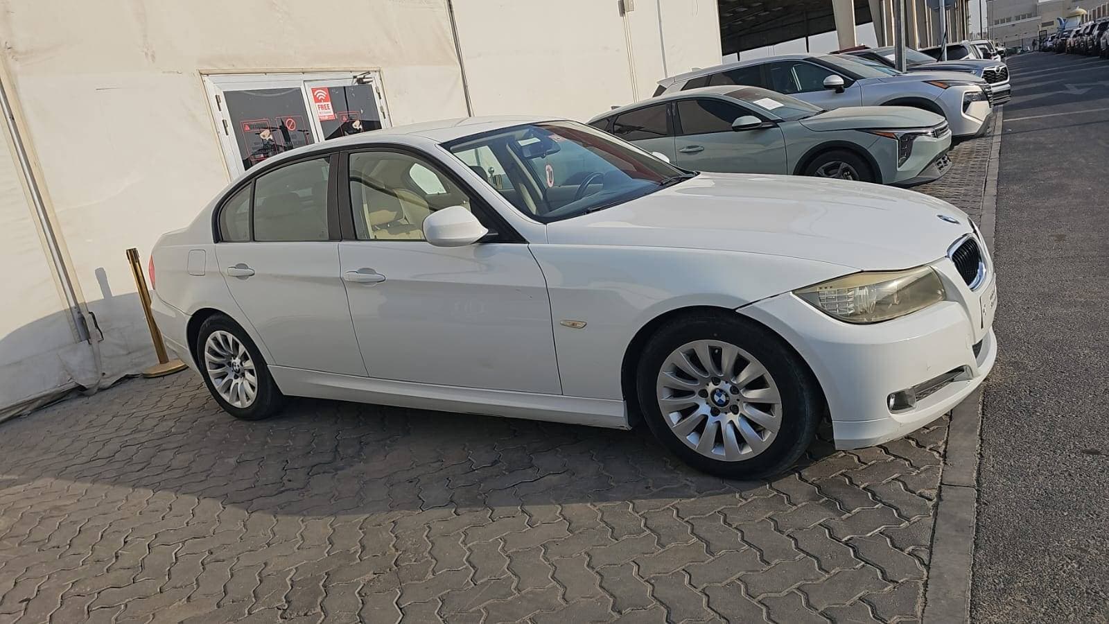 BMW 320 I 2010 view 3