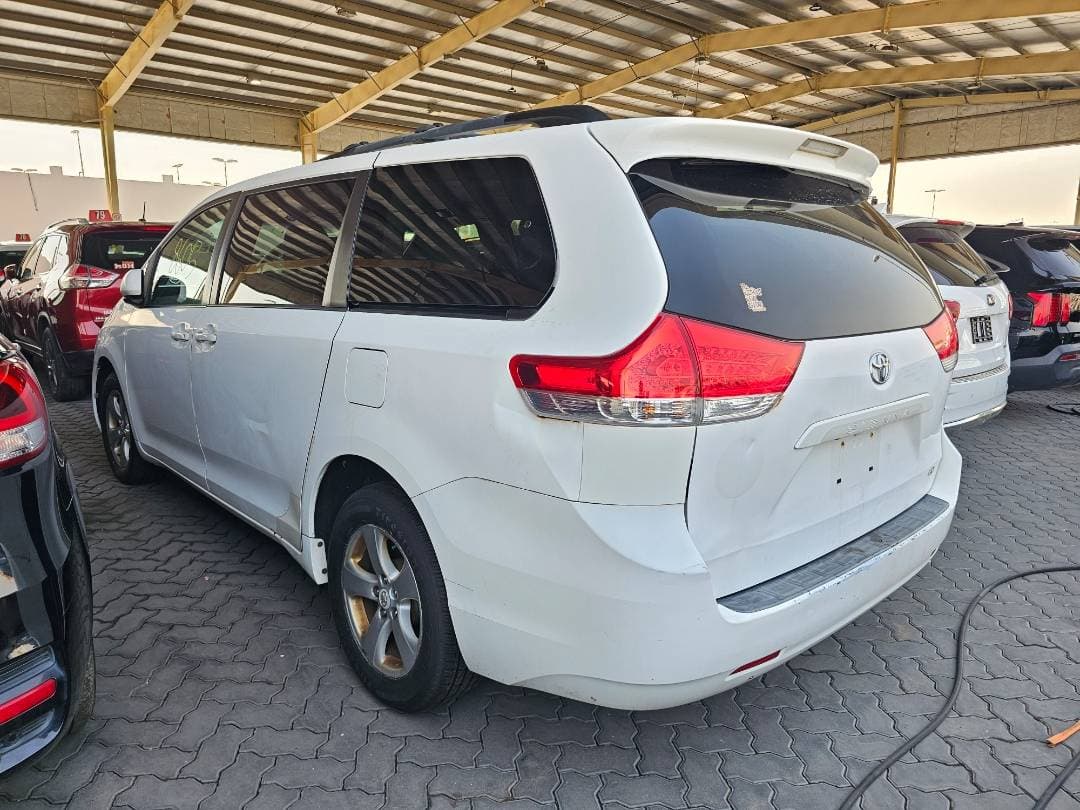 TOYOTA SIENNA 2011 vehicle photo