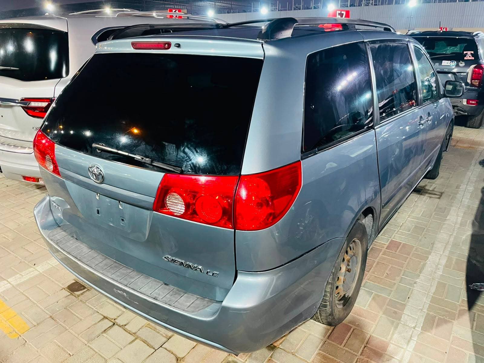 TOYOTA SIENNA 2008 vehicle photo