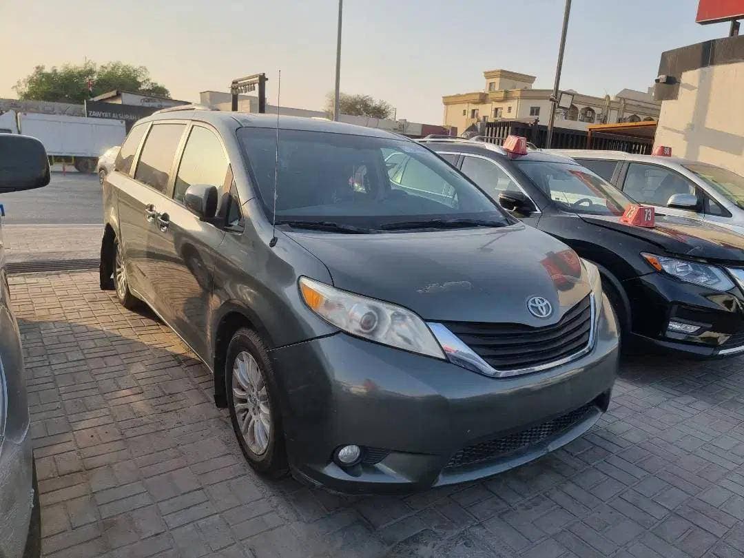 TOYOTA SIENNA 2011 vehicle photo