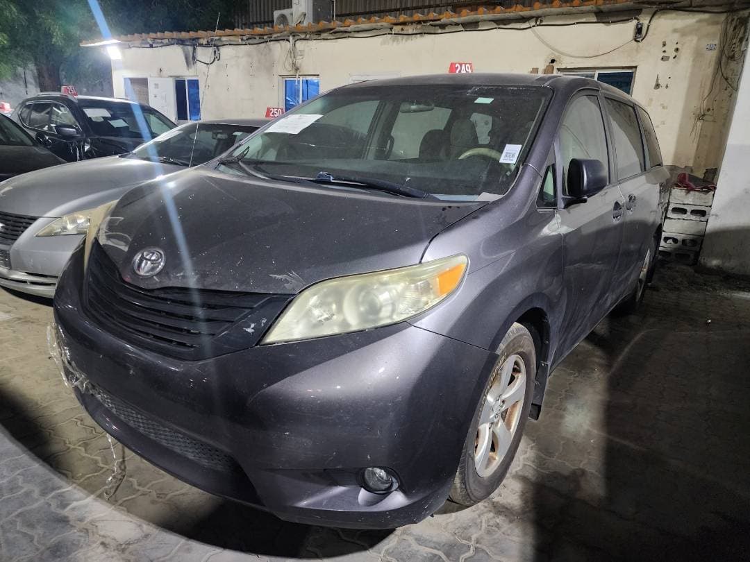 TOYOTA SIENNA 2012 vehicle photo