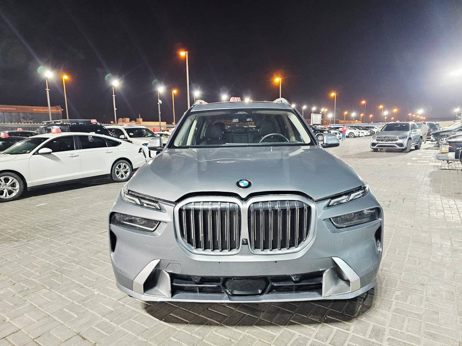 BMW X7 2025 vehicle photo