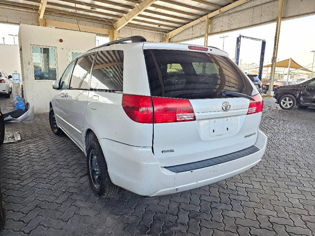 TOYOTA SIENNA 2004 vehicle photo