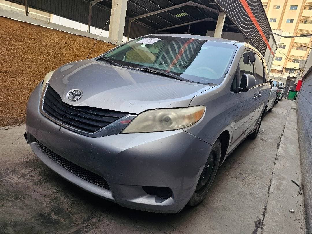 TOYOTA SIENNA 2011 vehicle photo
