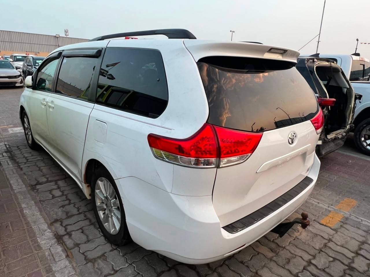 TOYOTA SIENNA 2011 view 2