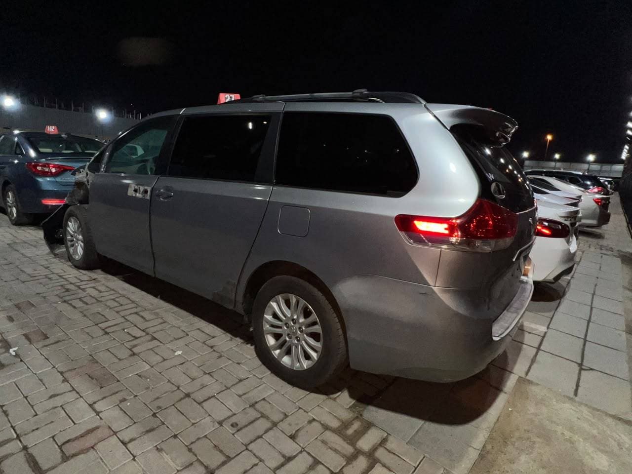 TOYOTA SIENNA 2011 vehicle photo