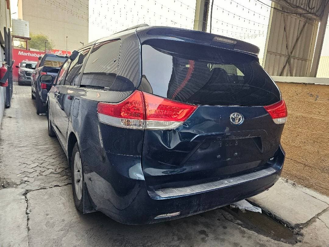 TOYOTA SIENNA 2011 vehicle photo