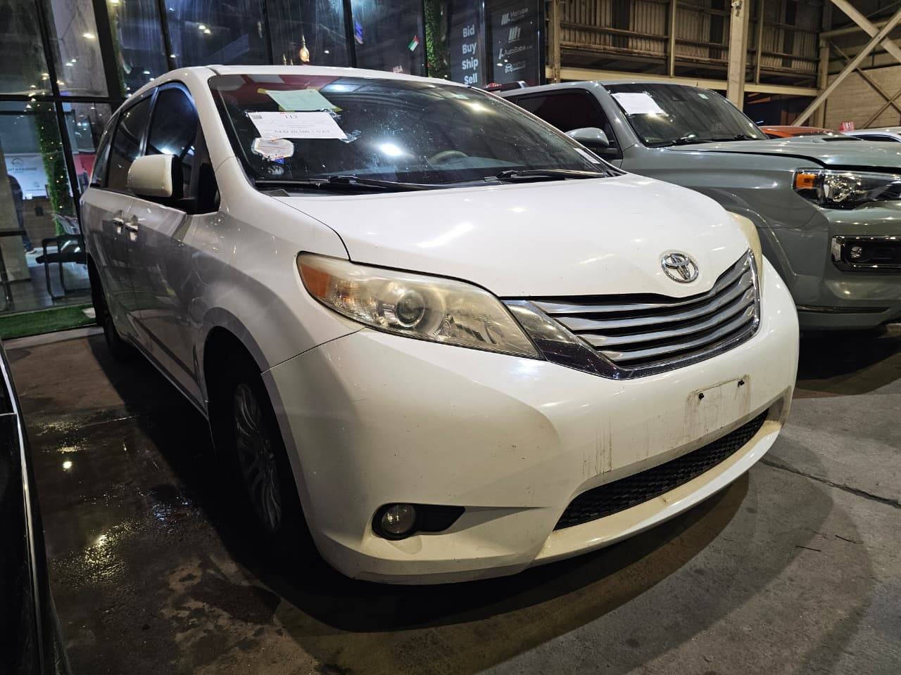 TOYOTA SIENNA 2011 view 1