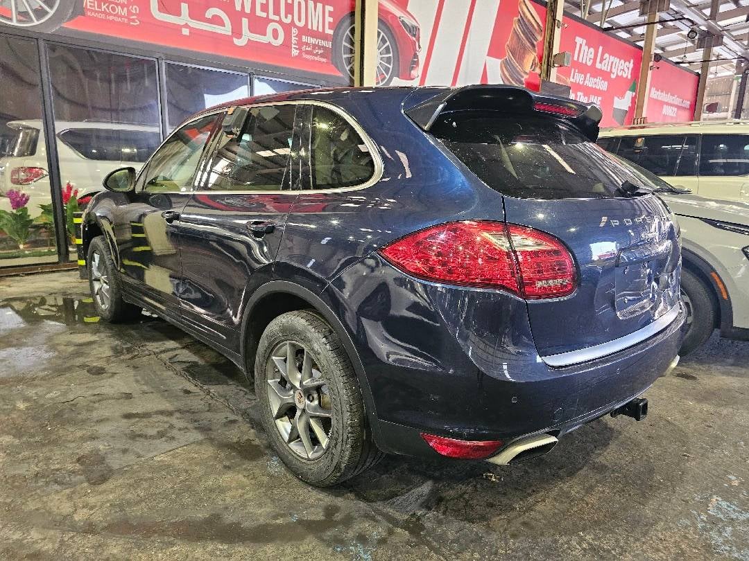 PORSCHE Cayenne 2013 view 1
