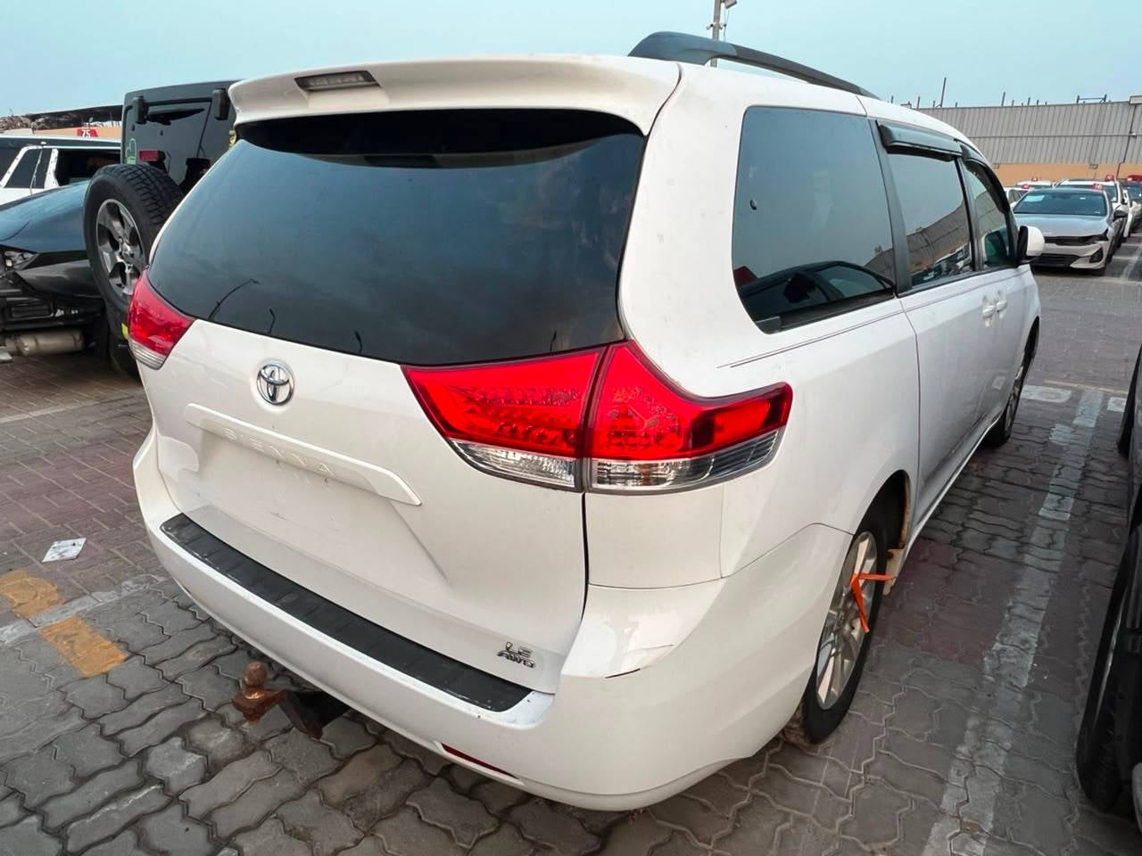 TOYOTA SIENNA 2011 view 1