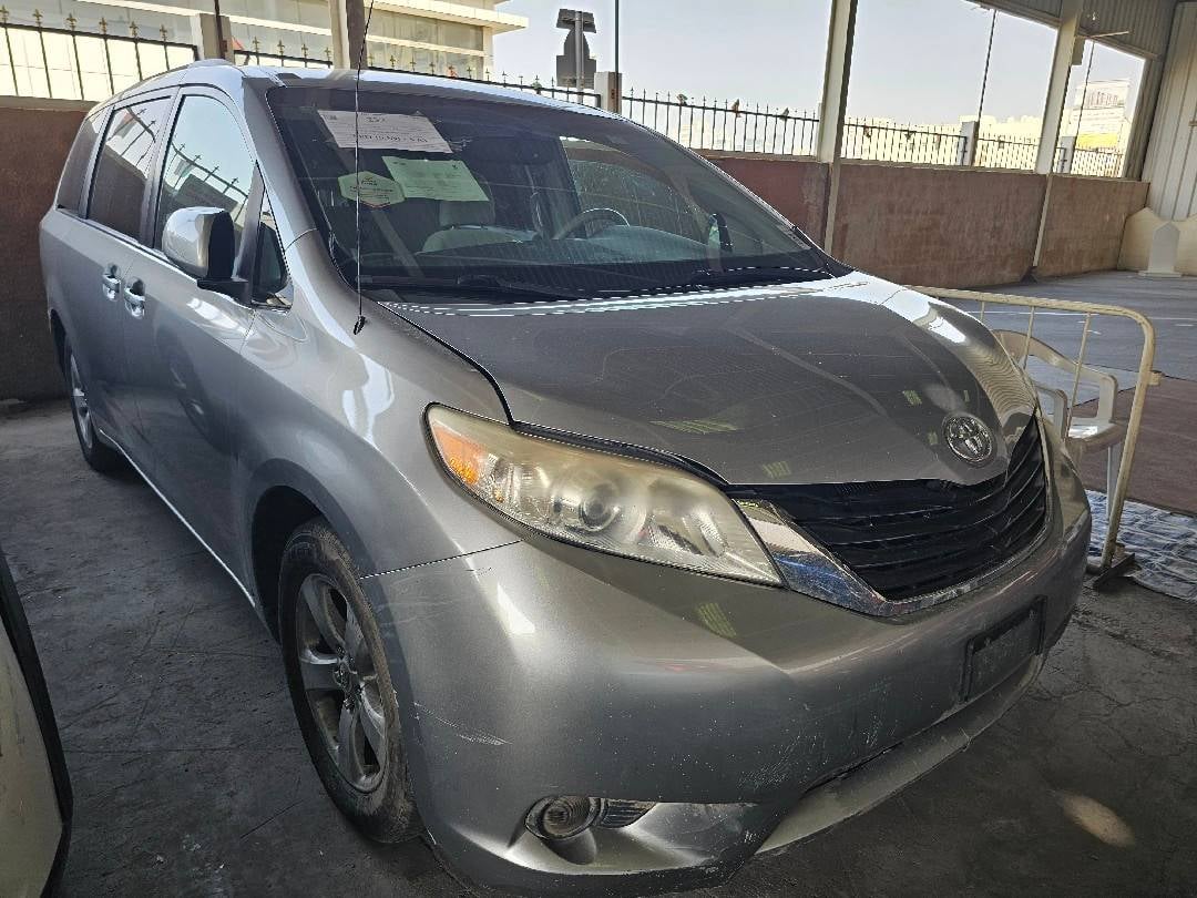 TOYOTA SIENNA 2011 view 1