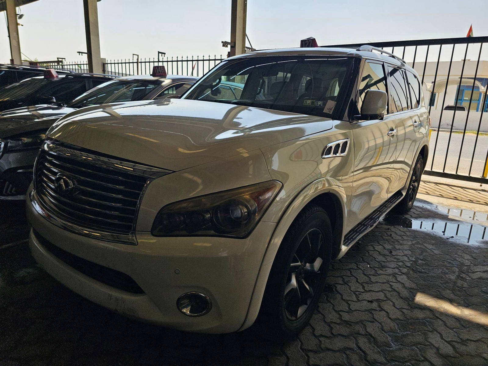 INFINITI QX56 2011 view 2 INFINITI QX56 2011 view 2