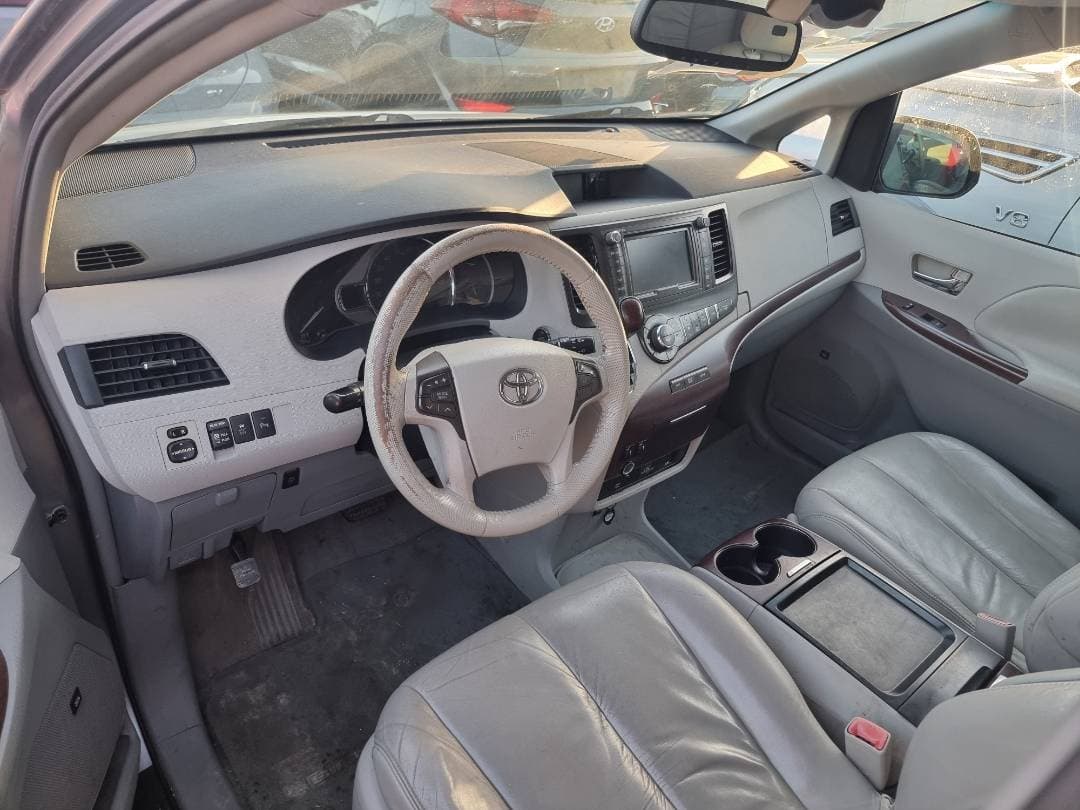 TOYOTA SIENNA 2011 view 6 TOYOTA SIENNA 2011 view 6