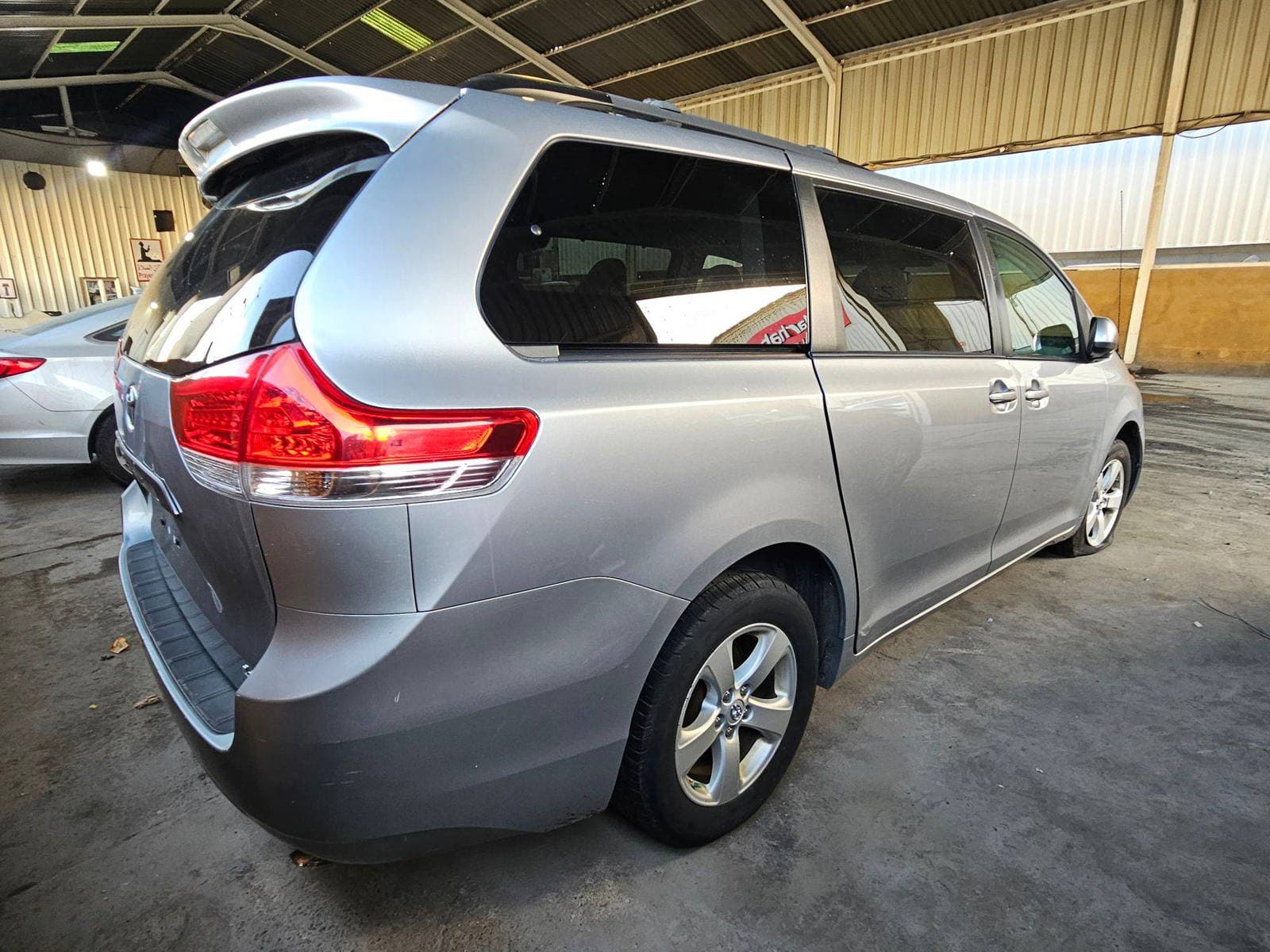 TOYOTA SIENNA 2014 view 2 TOYOTA SIENNA 2014 view 2